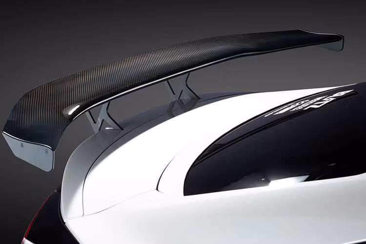 Bên cạnh những sửa đổi về mặt diện mạo tổng thể, Blitz còn cung cấp một loạt nâng cấp cơ học cho bộ đôi xe thể thao.