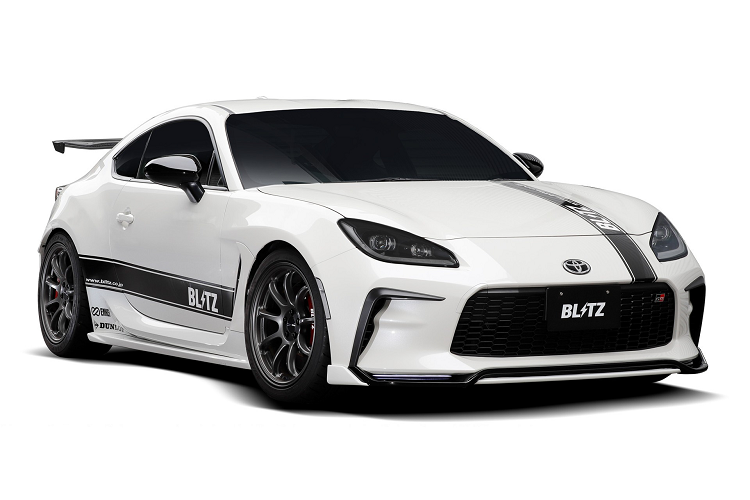 Không giống như phiên bản trước, bộ phụ kiện mới vẫn giữ lại thiết kế cản trước của Toyota GR86 và Subaru BRZ, đây là điểm khác biệt chính giữa hai mẫu xe này. Trong cả hai phiên bản, Blitz đã trang bị thêm cho xe một bộ chia có thiết kế rõ ràng hơn với các điểm nhấn màu đen và màu cơ thể, đưa chiếc xe hạ thấp hơn để có được một diện mạo thể thao.