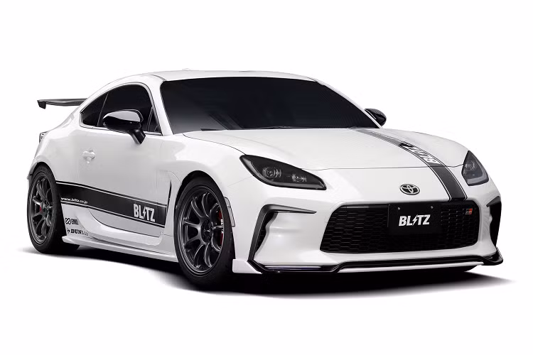 Không giống như phiên bản trước, bộ phụ kiện mới vẫn giữ lại thiết kế cản trước của Toyota GR86 và Subaru BRZ, đây là điểm khác biệt chính giữa hai mẫu xe này. Trong cả hai phiên bản, Blitz đã trang bị thêm cho xe một bộ chia có thiết kế rõ ràng hơn với các điểm nhấn màu đen và màu cơ thể, đưa chiếc xe hạ thấp hơn để có được một diện mạo thể thao.