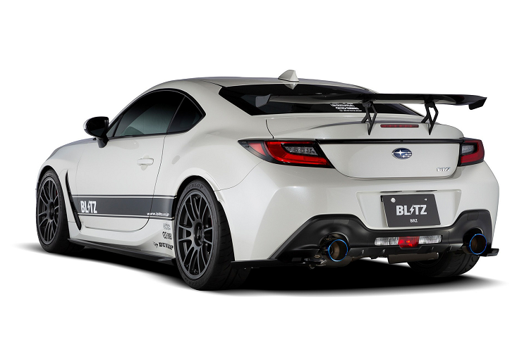 Cuối cùng, xe còn có một phần bổ sung màu thân xe trên của kính chắn gió phía sau nhằm mục đích thẩm mỹ.