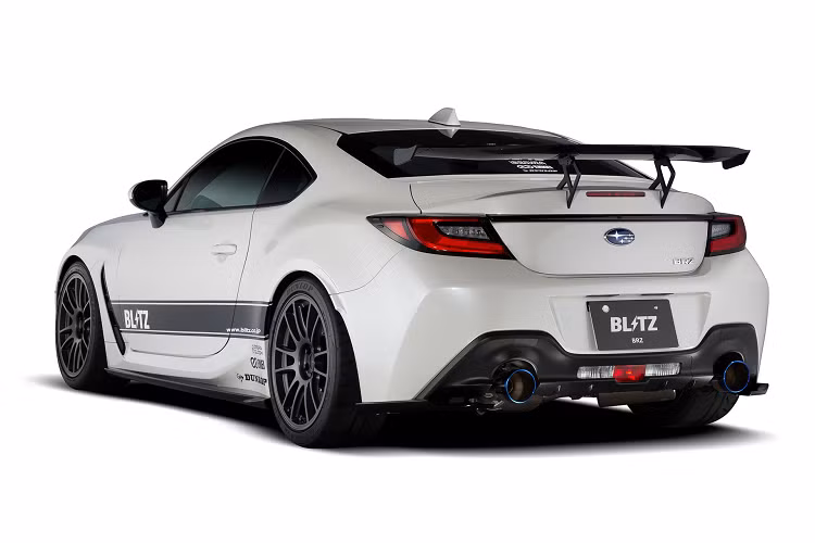 Cuối cùng, xe còn có một phần bổ sung màu thân xe trên của kính chắn gió phía sau nhằm mục đích thẩm mỹ.