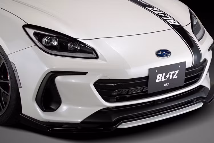 Đối với ống xả đôi màu xanh ghi và bộ decal thì đây là những tùy chọn mà người dùng có thể chọn nâng cấp cho mẫu xe của mình. Bộ bodykit này hiện đã có sẵn để đặt hàng tại Nhật Bản.