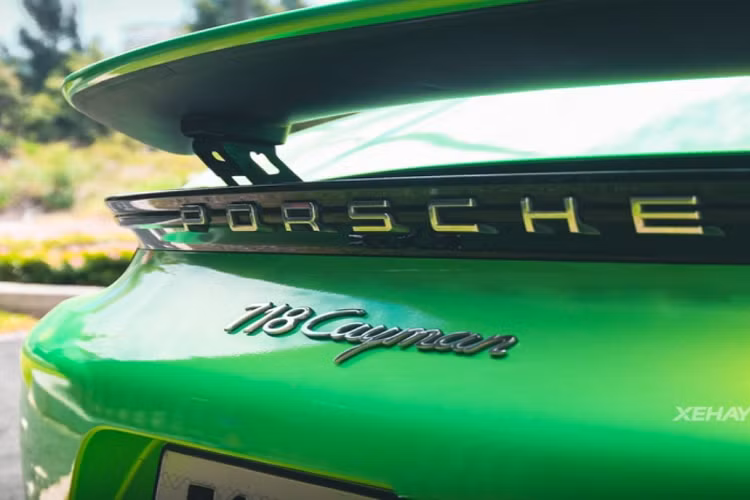 Thời gian tăng tốc từ 0-97 km/h của 718 Cayman là 4,5 giây còn 718 Cayman S là 4 giây. Tốc độ tối đa của hai bản lần lượt là 274 km/h và 285 km/h.