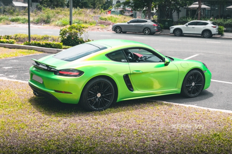 Ban đầu, Porsche 718 Cayman hàng độc này có màu sơn xám nhưng hiện đã được đổi sang màu xanh lá bằng phương pháp dán decal, đi kèm là bộ mâm đa chấu kép sơn đen mạnh mẽ.
