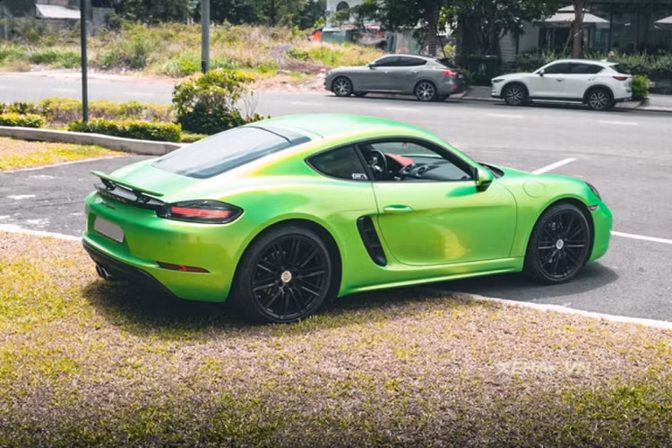 Ban đầu, Porsche 718 Cayman hàng độc này có màu sơn xám nhưng hiện đã được đổi sang màu xanh lá bằng phương pháp dán decal, đi kèm là bộ mâm đa chấu kép sơn đen mạnh mẽ.
