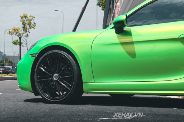 Chủ nhân của chiếc xe chính là thủ môn Bùi Tiến Dũng từng bắt chính cho Đội tuyển bóng đá quốc gia Việt Nam. Thời gian gần đây giới săn ảnh liên tục bắt gặp anh sử dụng chiếc xe Porsche 718 Cayman thể thao để đi lại.