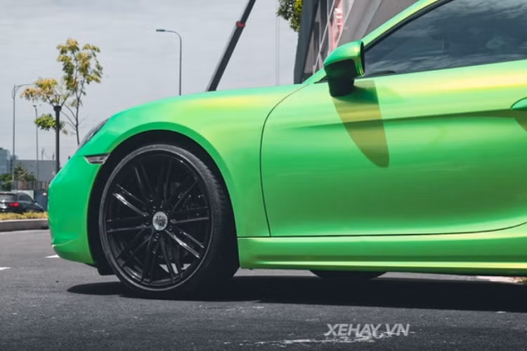 Chủ nhân của chiếc xe chính là thủ môn Bùi Tiến Dũng từng bắt chính cho Đội tuyển bóng đá quốc gia Việt Nam. Thời gian gần đây giới săn ảnh liên tục bắt gặp anh sử dụng chiếc xe Porsche 718 Cayman thể thao để đi lại.