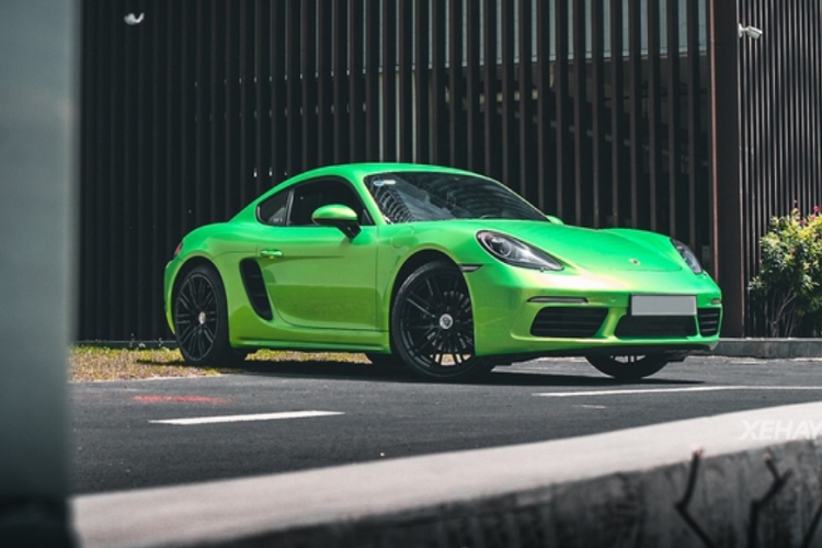 "Trái tim" của Porsche 718 Cayman cơ sở là khối động cơ Boxer tăng áp 2.0L 4 xi-lanh sản sinh công suất tối đa 300 mã lực và mô-men xoắn cực đại 380 Nm, trong khi đó bản S mạnh mẽ hơn với động cơ tăng áp 2.5L cho công suất 350 mã lực và mô-men xoắn cực đại 419 Nm.