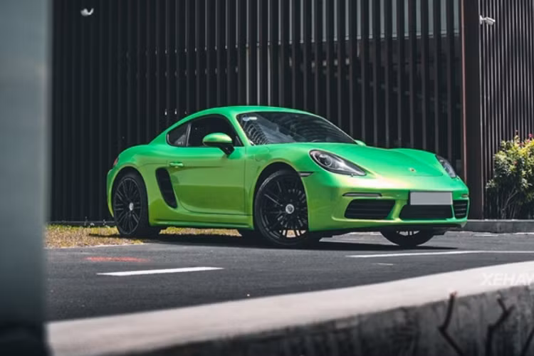 "Trái tim" của Porsche 718 Cayman cơ sở là khối động cơ Boxer tăng áp 2.0L 4 xi-lanh sản sinh công suất tối đa 300 mã lực và mô-men xoắn cực đại 380 Nm, trong khi đó bản S mạnh mẽ hơn với động cơ tăng áp 2.5L cho công suất 350 mã lực và mô-men xoắn cực đại 419 Nm.
