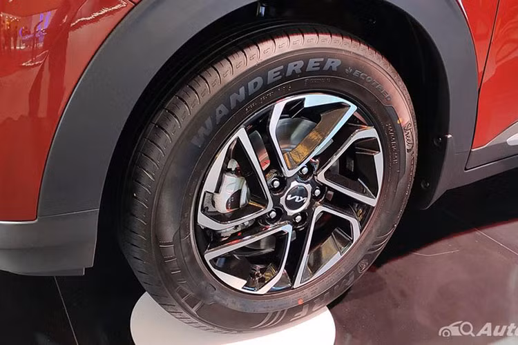 Tiếp đến là vành hợp kim 16 inch, sơn phối 2 màu thể thao, và nẹp thân xe màu đen theo phong cách SUV. Đằng sau, mẫu MPV cỡ nhỏ này được trang bị đèn hậu LED nối liền với nhau, cánh gió mui tích hợp đèn phanh trên cao và nẹp mạ crôm bao quanh cản sau.