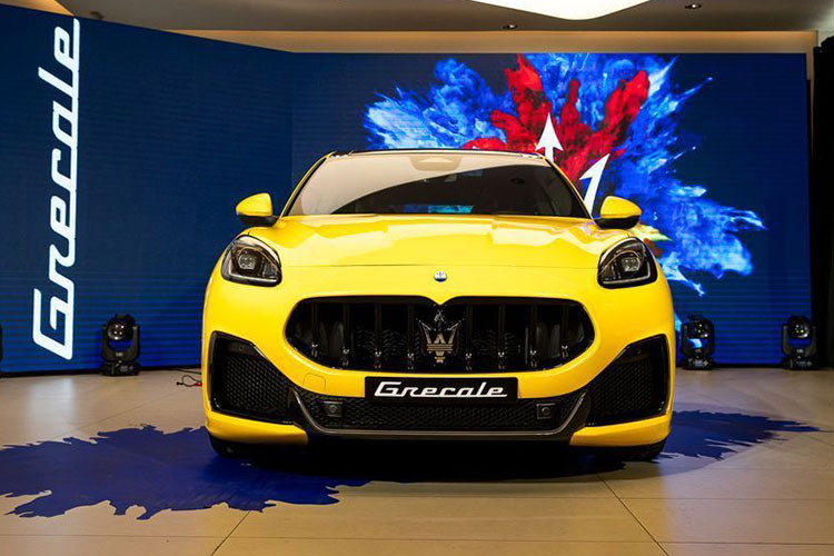 Chiếc xe SUV Maserati Grecale 2022 mới ra mắt thị trường Thái Lan thuộc phiên bản Trofeo với điểm ấn tượng chính là việc xe được trang bị động cơ V6, dung tích 3.0 lít được phát triển dựa trên động cơ Nettuno của siêu xe Maserati MC20 đã có ít nhất 2 chiếc về Việt Nam cũng như công nghệ xe đua Công thức 1, điều này giúp việc trải nghiệm sau vô lăng phiên bản Maserati Grecale Trofeo trở nên thú vị hơn.