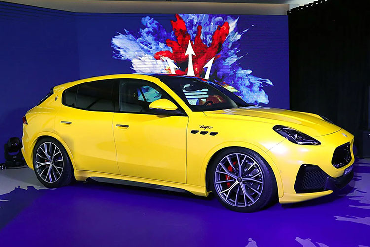 Giá xe Maserati Grecale GT 2022 tại Thái Lan sẽ từ 6,49 triệu Baht, tương đương 4,3 tỷ đồng nhưng khách chọn mua bản Maserati Grecale Trofeo sẽ phải bỏ ra số tiền lên đến 6,3 tỷ đồng, tức đắt hơn 2 tỷ đồng so với bản tiêu chuẩn.