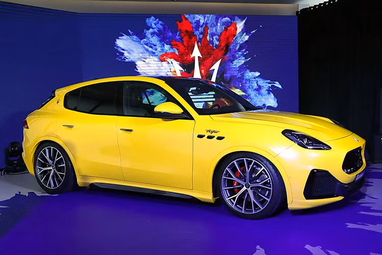 Giá xe Maserati Grecale GT 2022 tại Thái Lan sẽ từ 6,49 triệu Baht, tương đương 4,3 tỷ đồng nhưng khách chọn mua bản Maserati Grecale Trofeo sẽ phải bỏ ra số tiền lên đến 6,3 tỷ đồng, tức đắt hơn 2 tỷ đồng so với bản tiêu chuẩn.