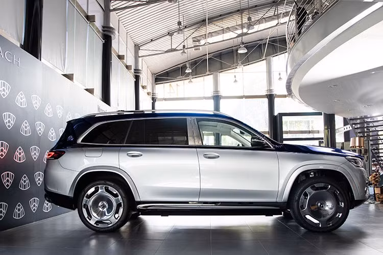 Là mẫu xe đánh dấu hành trình 100 năm của thương hiệu huyền thoại Maybach, chiếc xe SUV Mercedes-Maybach GLS 600 Edition 100 mang trong mình diện mạo đẳng cấp nhất cùng những điểm nhận diện mang tính biểu tượng.