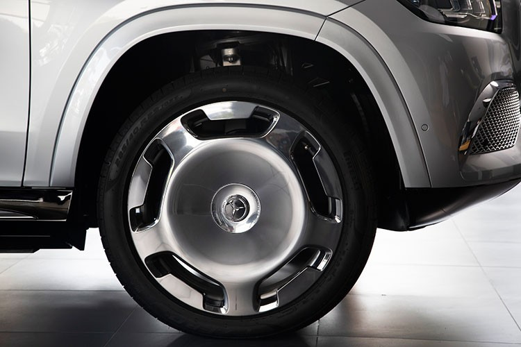 Bộ mâm màu xám khói 5 chấu được đúc nguyên khối vốn nổi tiếng trên những chiếc Maybach sedan nay được ưu ái trang bị cho mẫu SUV bản giới hạn này. Bánh xe và ngưỡng cửa cũng được gắn huy hiệu Edition 100.