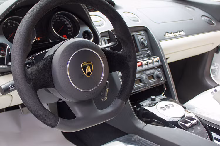 Mui vải trên siêu xe Lamborghini Gallardo LP560-4 Spyder 50th Anniversary của ông Đặng Lê Nguyên Vũ có thể mất hơn 20 giây để hạ xuống. Ngoại thất xe vẫn được giữ màu trắng nhưng có thêm chữ UN màu đen bên cửa xe. Xe còn có bộ la-zăng Apollo màu đen mờ cùng sọc bạc, hốc gió bên hông thiết kế lại.