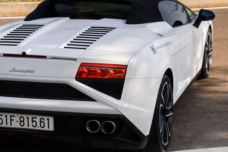 Cần nói rõ là chiếc xe Lamborghini Gallardo LP560-4 Spyder 50th Anniversary độc nhất Việt Nam đã hoàn thành các thủ tục đăng ký biển số từ năm 2016, lúc ông Đặng Lê Nguyên Vũ mua về và đều đặn được mang đi đăng kiểm khi sắp hết hạn nên sẽ không có chuyện xe "lậu" hay biển giả, sợ bị bắt nên chủ xe không lái ra đường.