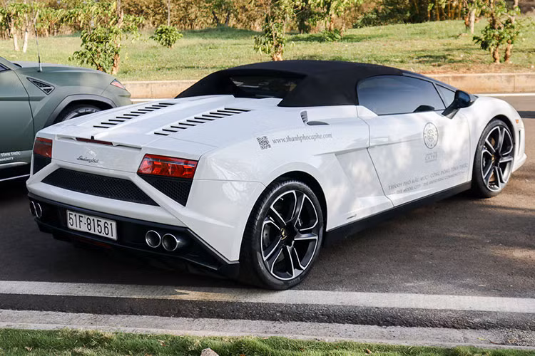Kết hợp cùng với hộp số tự động 6 cấp, siêu xe mui trần bản kỷ niệm 50 năm Lamborghini Gallardo LP560-4 Spyder 50th Anniversary 2013 của ông Đặng Lê Nguyên Vũ có khả năng tăng tốc từ vị trí xuất phát lên 100 km/h chỉ mất thời gian 3,7 giây trước khi đạt tốc độ tối đa 325 km/h.