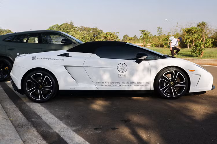 Với con số ít ỏi này, gần như chiếc siêu xe Lamborghini Gallardo LP560-4 Spyder bản 50 năm độc và hiếm nhất Việt Nam này chỉ được chủ nhân cho trưng này hoặc để trong garage là chủ yếu.