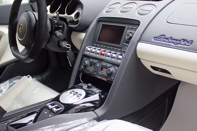 Chiếc Lamborghini Gallardo LP560-4 Spyder 50th Anniversary này thuộc đời 2013, năm cuối cùng trước khi Gallardo bị khai tử. Xe có "mặt tiền" sửa đổi nhẹ thiết kế so với các phiên bản Lamborghini Gallardo mui trần trước đó khi 2 hốc gió bên hông có thêm khe chia gió hình tam giác cá tính và dữ dằn ngoài ra là hốc hút gió hình thang.