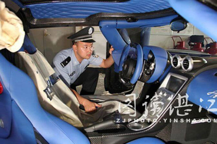 Sau đó, tin tức về chiếc siêu xe Koenigsegg Agera R BLT bị phía hải quan cảng biển Trạm Giang, tỉnh Quảng Đông, Trung Quốc tịch thu vì chủ xe cố tình trốn thuế đã 1 lần nữa làm giới truyền thông của quốc tế xôn xao. Khi có mặt ở Trung Quốc, chiếc xe được tháo toàn bộ băng dính bảo vệ đầu xe cũng như các tấm lót ghế, vô lăng hay thành cửa carbon.