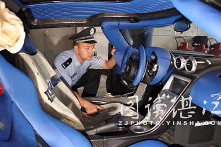 Sau đó, tin tức về chiếc siêu xe Koenigsegg Agera R BLT bị phía hải quan cảng biển Trạm Giang, tỉnh Quảng Đông, Trung Quốc tịch thu vì chủ xe cố tình trốn thuế đã 1 lần nữa làm giới truyền thông của quốc tế xôn xao. Khi có mặt ở Trung Quốc, chiếc xe được tháo toàn bộ băng dính bảo vệ đầu xe cũng như các tấm lót ghế, vô lăng hay thành cửa carbon.