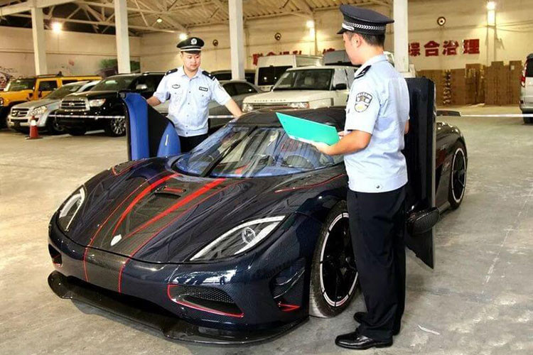 Tuy nhiên sau đó, siêu xe này đã bị cảnh sát Trung Quốc bắt giữ và buộc tái xuất vì hành vi trốn thuế. Sau đó, Agera R BLT độc nhất thế giới lại một lần nữa lại ghé thăm Việt Nam để nhập khẩu trở lại Trung Quốc.