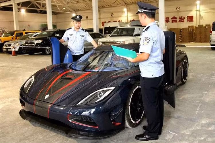 Tuy nhiên sau đó, siêu xe này đã bị cảnh sát Trung Quốc bắt giữ và buộc tái xuất vì hành vi trốn thuế. Sau đó, Agera R BLT độc nhất thế giới lại một lần nữa lại ghé thăm Việt Nam để nhập khẩu trở lại Trung Quốc.