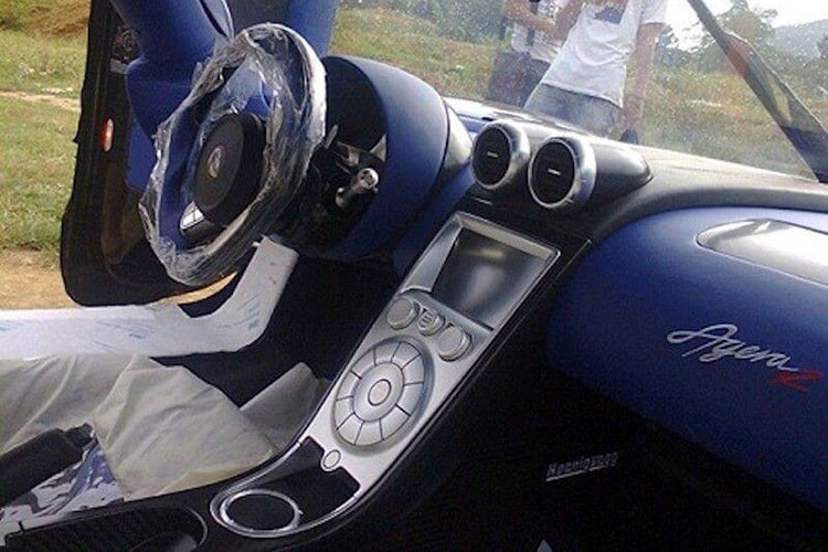 Những hình ảnh của Koenigsegg Agera R BLT bị hải quan Trung Quốc tạm giữ từ tháng 10/2012 vừa được tiết lộ khiến nhiều người bất ngờ. Theo đó, tháng 9/2012, siêu xe Koenigsegg Agera R BLT đã gây dậy sóng các tín đồ tốc độ khi ghé thăm Việt Nam dưới dạng tạm nhập tái xuất.