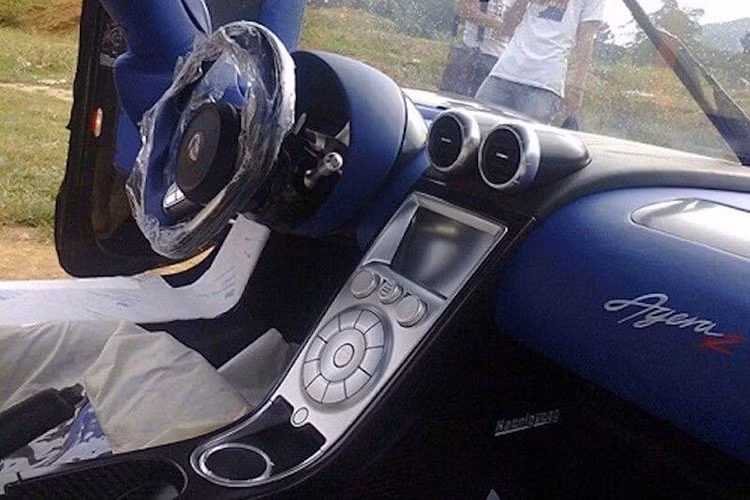 Những hình ảnh của Koenigsegg Agera R BLT bị hải quan Trung Quốc tạm giữ từ tháng 10/2012 vừa được tiết lộ khiến nhiều người bất ngờ. Theo đó, tháng 9/2012, siêu xe Koenigsegg Agera R BLT đã gây dậy sóng các tín đồ tốc độ khi ghé thăm Việt Nam dưới dạng tạm nhập tái xuất.