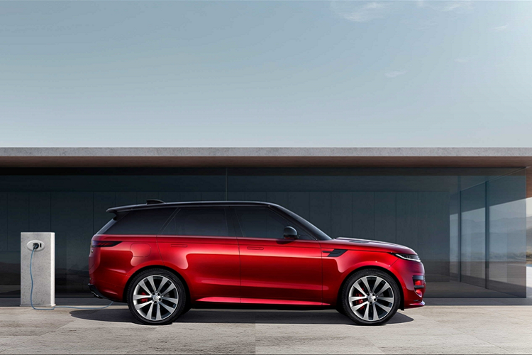 rong khi đó không gian nội thất được thiết kế hoàn toàn mới, nhấn mạnh phong cách tối giản các tính năng và nút bấm. Range Rover Sport thế hệ mới cũng thừa kế Vị trí ghế lái đặc trưng (Command Driving Position) đang sử dụng trên Range Rover thế hệ mới. Thiết kế này giúp người lái dễ dàng tiếp cận với các tính năng trên xe, đảm bảo trải nghiệm liền mạch và tinh tế nhất. 