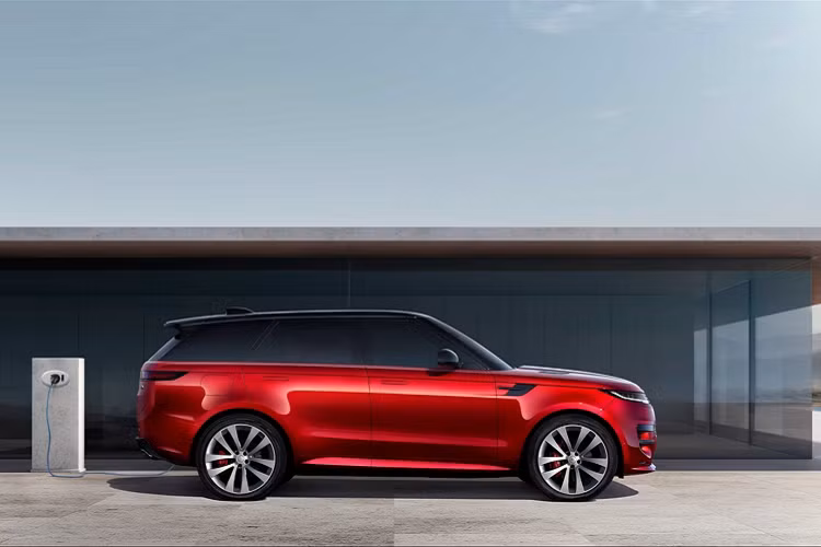 rong khi đó không gian nội thất được thiết kế hoàn toàn mới, nhấn mạnh phong cách tối giản các tính năng và nút bấm. Range Rover Sport thế hệ mới cũng thừa kế Vị trí ghế lái đặc trưng (Command Driving Position) đang sử dụng trên Range Rover thế hệ mới. Thiết kế này giúp người lái dễ dàng tiếp cận với các tính năng trên xe, đảm bảo trải nghiệm liền mạch và tinh tế nhất. 