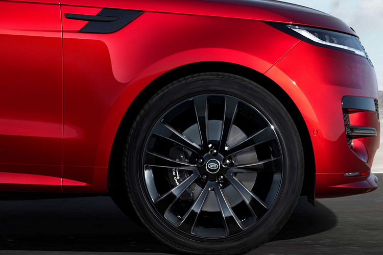 Nhờ một loạt các trang bị tiên tiến bậc nhất, Range Rover Sport thế hệ mới có khả năng vượt qua quãng đường 193 m trên đập nước lớn nhất thế giới – Đập Karahnjukar với lưu lượng đến 750 tấn nước mỗi phút. 