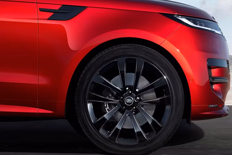 Nhờ một loạt các trang bị tiên tiến bậc nhất, Range Rover Sport thế hệ mới có khả năng vượt qua quãng đường 193 m trên đập nước lớn nhất thế giới – Đập Karahnjukar với lưu lượng đến 750 tấn nước mỗi phút. 