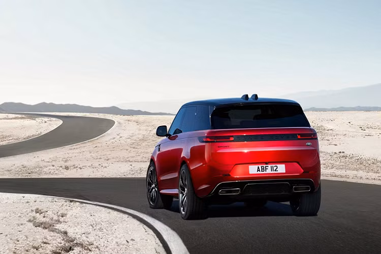 Range Rover Sport mới sẽ được sản xuất tại Nhà máy Sản xuất Solihull tại Anh, chung với Range Rover thế hệ mới. Và cuối cùng, mẫu SUV thế hệ mới của Land Rover sẽ được nhập khẩu và phân phối tại Việt Nam dưới 5 phiên bản. Mức giá xe Range Rover Sport 2022 bán ra khởi điểm tại Việt Nam dự kiến từ 6,969 tỷ đồng.