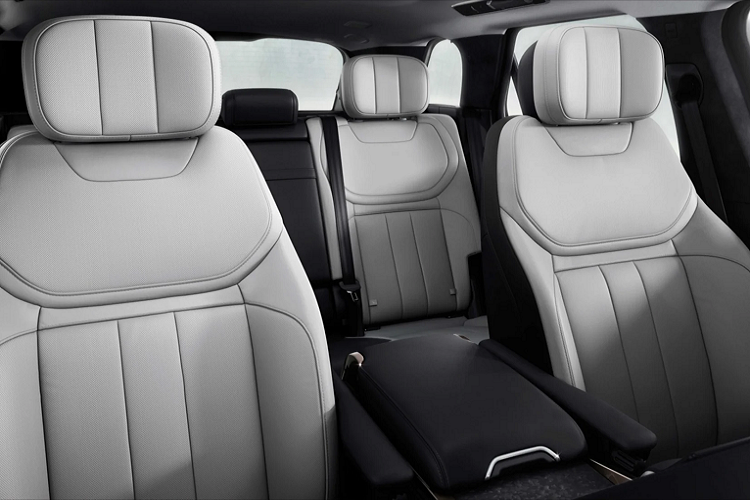 Với Chức Năng Chủ Động Cân Bằng Thân Xe Khi Vào Cua (Dynamic Response Pro), thân xe sẽ dễ dàng được kiểm soát nhờ một hệ thống điện từ 48V, có khả năng áp dụng mô-men xoắn lên đến 1.400 Nm trên mỗi trục. Trong khi Hệ thống Đánh Lái Bốn Bánh Toàn Thời Gian (All-Wheel Steering) đem lại sự cơ động ở tốc độ thấp, cũng như độ ổn định ở tốc độ cao.