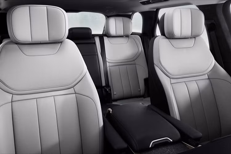 Với Chức Năng Chủ Động Cân Bằng Thân Xe Khi Vào Cua (Dynamic Response Pro), thân xe sẽ dễ dàng được kiểm soát nhờ một hệ thống điện từ 48V, có khả năng áp dụng mô-men xoắn lên đến 1.400 Nm trên mỗi trục. Trong khi Hệ thống Đánh Lái Bốn Bánh Toàn Thời Gian (All-Wheel Steering) đem lại sự cơ động ở tốc độ thấp, cũng như độ ổn định ở tốc độ cao.