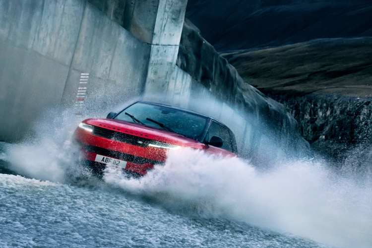 Theo giới thiệu của nhà sản xuất, Range Rover Sport 2022 mới là mẫu SUV thuộc thế hệ thứ ba và là một trong những dòng xe hiệu suất cao trong gia đình Land Rover được trang bị các công nghệ tiên tiến và mạnh mẽ nhất từ trước tới nay.