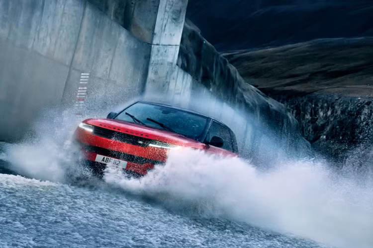 Theo giới thiệu của nhà sản xuất, Range Rover Sport 2022 mới là mẫu SUV thuộc thế hệ thứ ba và là một trong những dòng xe hiệu suất cao trong gia đình Land Rover được trang bị các công nghệ tiên tiến và mạnh mẽ nhất từ trước tới nay.