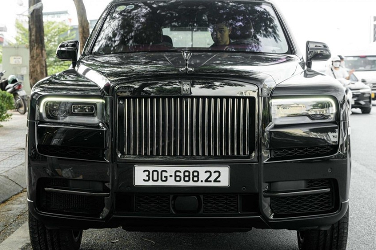 Mới đây trên các trang mua bán xe đã qua sử dụng xuất hiện thông tin rao bán một chiếc xe SUV siêu sang Rolls-Royce Cullinan phiên bản Black Badge đã qua sử dụng nhưng người bán cho rằng còn rất mới và rất thích hợp cho ai cần xe trải nghiệm ngay, giá rẻ hơn mua mới tận 5 đến 9 tỷ đồng.