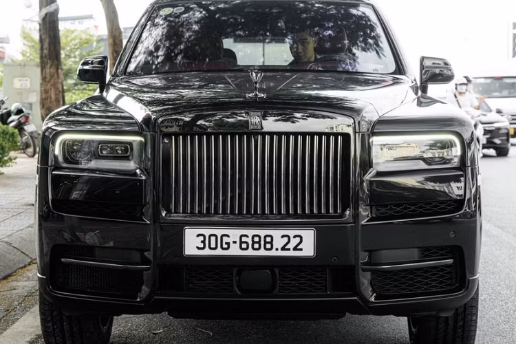 Mới đây trên các trang mua bán xe đã qua sử dụng xuất hiện thông tin rao bán một chiếc xe SUV siêu sang Rolls-Royce Cullinan phiên bản Black Badge đã qua sử dụng nhưng người bán cho rằng còn rất mới và rất thích hợp cho ai cần xe trải nghiệm ngay, giá rẻ hơn mua mới tận 5 đến 9 tỷ đồng.