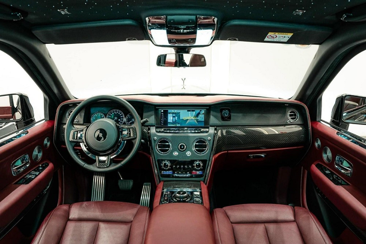 Là phiên bản thêm đen của dòng xe SUV siêu sang Rolls-Royce Cullinan, chính vì thế mà ngoại thất của Cullinan Black Badge được sơn màu đen bóng khá bí ẩn, bên cạnh đó, các chi tiết của xe vốn được mạ crôm, đánh bóng hay bằng bạc như lưới tản nhiệt, logo "thiếu phụ bay" Spirit of Ecstasy, viền đèn pha, viền cửa hay viền đèn hậu cùng các thanh nẹp và chụp ống xả đều được hoàn thiện màu tối.