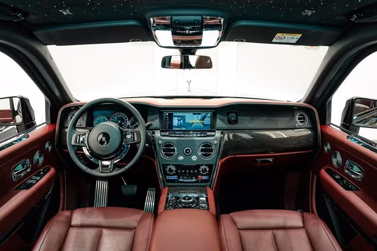 Là phiên bản thêm đen của dòng xe SUV siêu sang Rolls-Royce Cullinan, chính vì thế mà ngoại thất của Cullinan Black Badge được sơn màu đen bóng khá bí ẩn, bên cạnh đó, các chi tiết của xe vốn được mạ crôm, đánh bóng hay bằng bạc như lưới tản nhiệt, logo "thiếu phụ bay" Spirit of Ecstasy, viền đèn pha, viền cửa hay viền đèn hậu cùng các thanh nẹp và chụp ống xả đều được hoàn thiện màu tối.