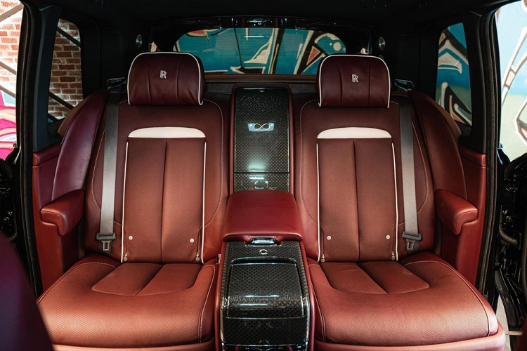 Cuối cùng, dòng xe SUV siêu sang Rolls-Royce Cullinan phiên bản Black Badge còn sở hữu thêm tùy chọn chính là bộ mâm 5 chấu kép dạng nan hoa sơn 2 màu đối lập rất đẹp mắt. Đây là 1 trong các la-zăng thiết kế đẹp mắt nhất trên các dòng xe SUV hiện nay.