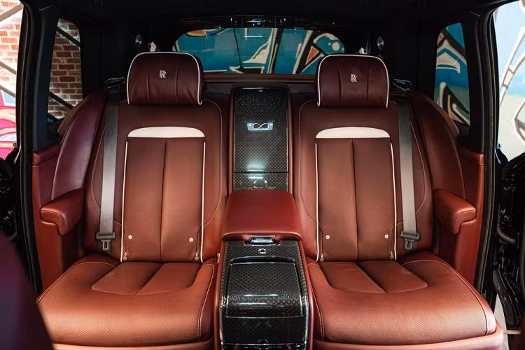 Cuối cùng, dòng xe SUV siêu sang Rolls-Royce Cullinan phiên bản Black Badge còn sở hữu thêm tùy chọn chính là bộ mâm 5 chấu kép dạng nan hoa sơn 2 màu đối lập rất đẹp mắt. Đây là 1 trong các la-zăng thiết kế đẹp mắt nhất trên các dòng xe SUV hiện nay.