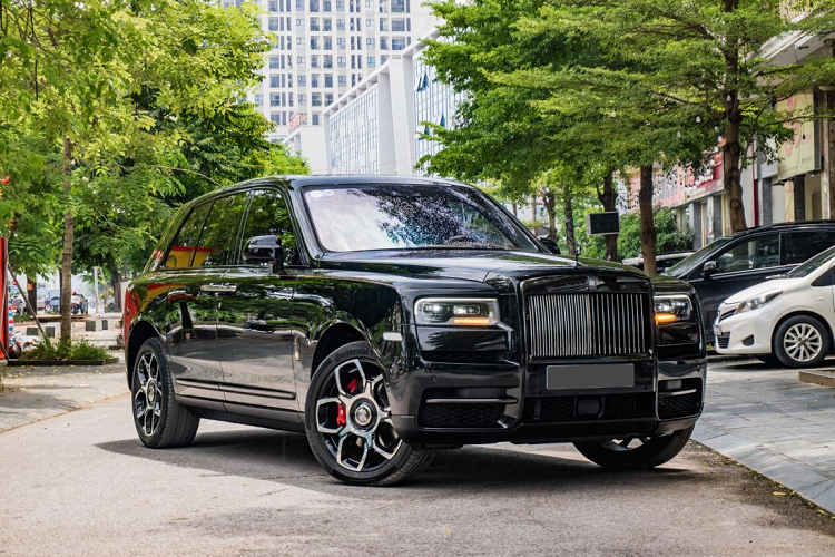 Rolls-Royce Cullinan hiện là chiếc SUV hạng sang đắt nhất thế giới. Được biết, tại Việt Nam, hiện mới chỉ có vài chiếc Rolls-Royce Cullinan phiên bản Black Badge đặc biệt được nhập khẩu về đều thông qua doanh nghiệp tư nhân.
