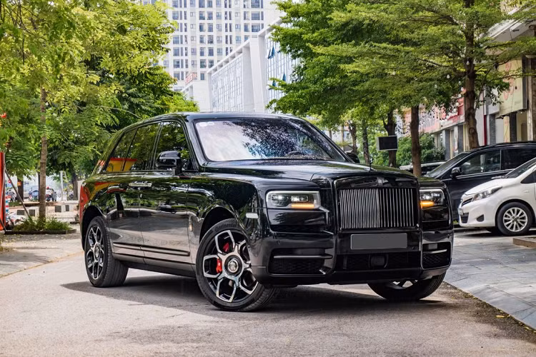 Rolls-Royce Cullinan hiện là chiếc SUV hạng sang đắt nhất thế giới. Được biết, tại Việt Nam, hiện mới chỉ có vài chiếc Rolls-Royce Cullinan phiên bản Black Badge đặc biệt được nhập khẩu về đều thông qua doanh nghiệp tư nhân.