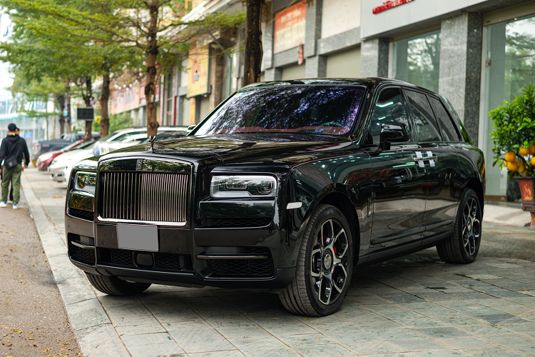 Cuối cùng, hãng xe siêu sang Rolls-Royce còn cải thiện sức mạnh cho xe Cullinan Black Badge so với bản tiêu chuẩn. Xe vẫn được trang bị động cơ V12, tăng áp kép, dung tích 6.75 lít nhưng sản sinh công suất tối đa 592 mã lực, mạnh hơn 29 mã lực và mô-men xoắn cực đại tăng 50 Nm lên mức 900 Nm so với Rolls-Royce Cullinan bản tiêu chuẩn.