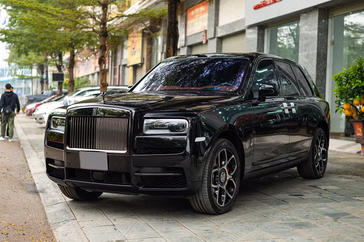 Cuối cùng, hãng xe siêu sang Rolls-Royce còn cải thiện sức mạnh cho xe Cullinan Black Badge so với bản tiêu chuẩn. Xe vẫn được trang bị động cơ V12, tăng áp kép, dung tích 6.75 lít nhưng sản sinh công suất tối đa 592 mã lực, mạnh hơn 29 mã lực và mô-men xoắn cực đại tăng 50 Nm lên mức 900 Nm so với Rolls-Royce Cullinan bản tiêu chuẩn.