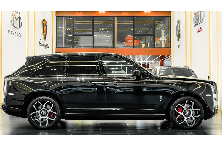 Số lượng xe SUV siêu sang Rolls-Royce Cullinan Black Badge tại Việt Nam không nhiều và xe mang màu đen cùng nội thất đỏ lại đếm trên đầu ngón tay, vì thế, giới mê xe đã nhanh chóng nhận ra được lý lịch của chiếc xe Rolls-Royce Cullinan Black Badge đang được rao bán trên 39 tỷ đồng.